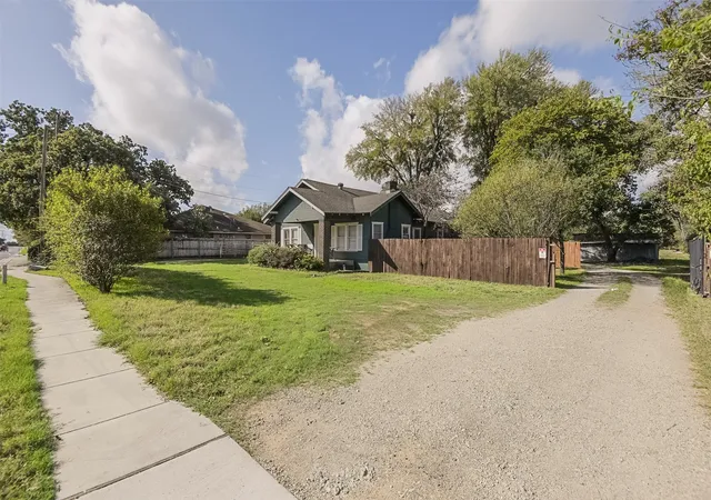 Photo 2 of Sale Pending at 2424 Handley Dr, Fort Worth, TX 76112 | MLS# 21409950 | Listing updated on 2026-10-20
