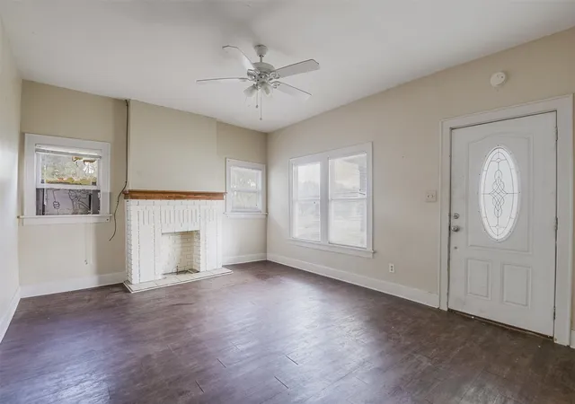 Photo 3 of Sale Pending at 2424 Handley Dr, Fort Worth, TX 76112 | MLS# 21409950 | Listing updated on 2026-10-20