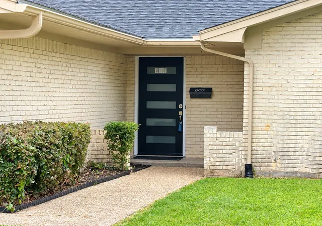 Photo 1 of Single family home for sale at 607 Stanford St, Corsicana, TX 75110 | MLS# 21414806 | Listing updated on 2026-10-20