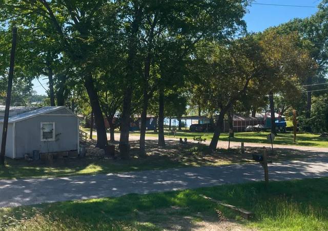Photo 3 of Manufactured home for sale at 156 Van Horn St, Mabank, TX 75156 | MLS# 21414261 | Listing updated on 2026-10-22