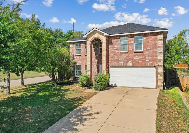 Photo 2 of Single family home for sale at 3301 Highpoint Dr, Denton, TX 76210 | MLS# 21413963 | Listing updated on 2026-10-20
