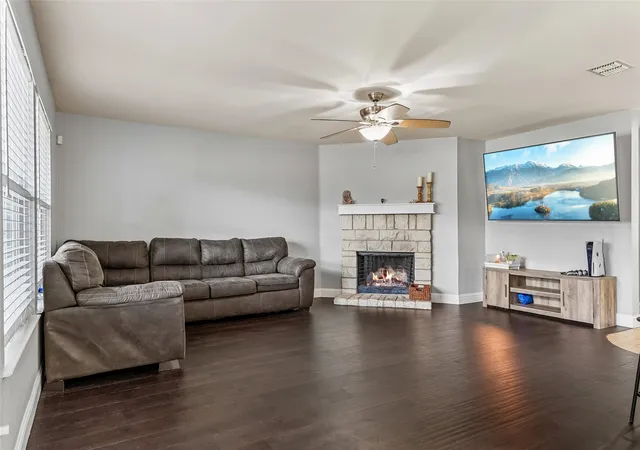 Photo 4 of Single family home for sale at 3301 Highpoint Dr, Denton, TX 76210 | MLS# 21413963 | Listing updated on 2026-10-20