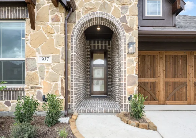 Photo 3 of Single family home for sale at 937 Cardinal Dr, Midlothian, TX 76065 | MLS# 21415141 | Listing updated on 2026-10-20