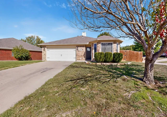 Photo 1 of Single family home for sale at 600 Jamie Ln, Mansfield, TX 76063 | MLS# 21415129 | Listing updated on 2026-10-21