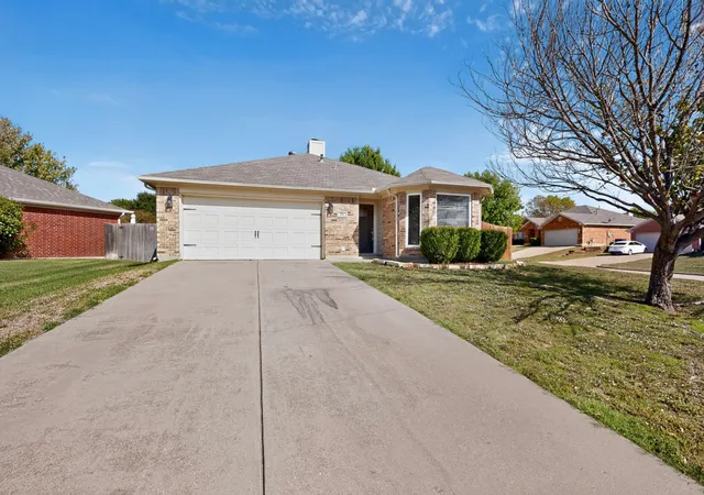 Photo 2 of Single family home for sale at 600 Jamie Ln, Mansfield, TX 76063 | MLS# 21415129 | Listing updated on 2026-10-21