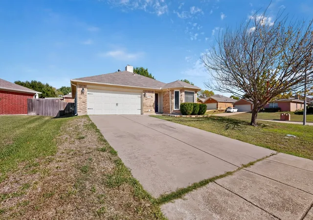 Photo 3 of Single family home for sale at 600 Jamie Ln, Mansfield, TX 76063 | MLS# 21415129 | Listing updated on 2026-10-21