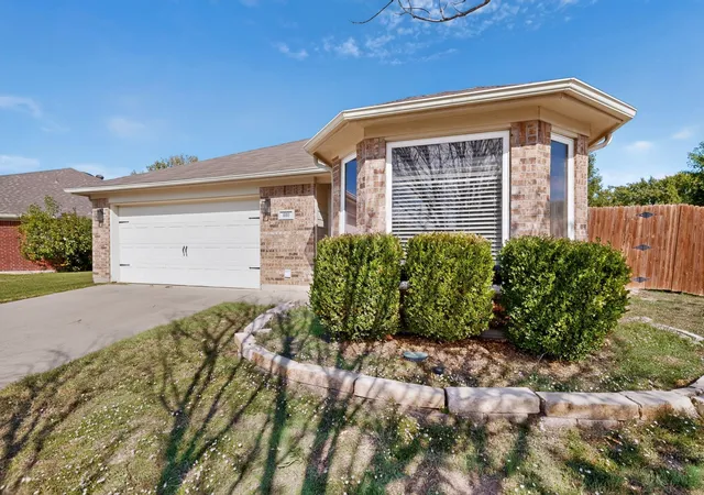 Photo 4 of Single family home for sale at 600 Jamie Ln, Mansfield, TX 76063 | MLS# 21415129 | Listing updated on 2026-10-21