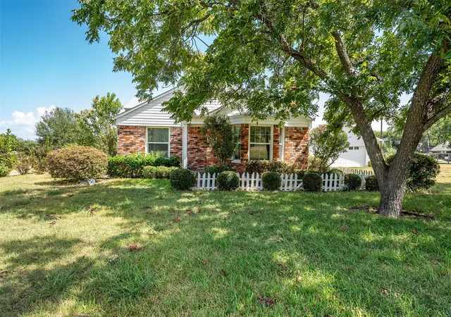 Photo 2 of Single family home for sale at 465 Southview Dr, Allen, TX 75002 | MLS# 21414520 | Listing updated on 2026-10-30