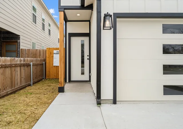 Photo 3 of Single family home for sale at 2526 Peabody, Dallas, TX 75215 | MLS# 21415275 | Listing updated on 2026-10-20