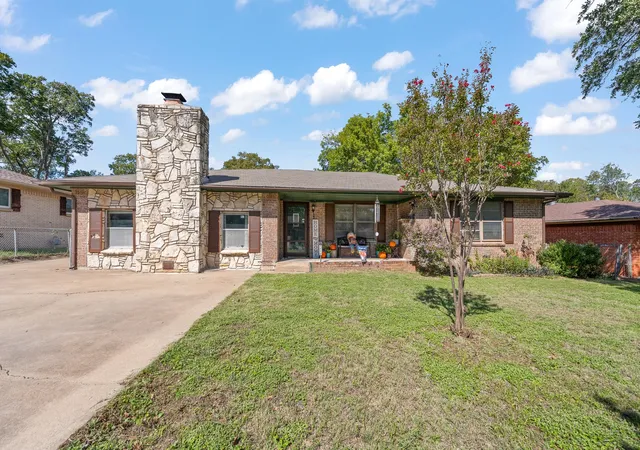 Photo 1 of Single family home for sale at 1212 Briarwood Dr, Cleburne, TX 76033 | MLS# 21415315 | Listing updated on 2026-10-22