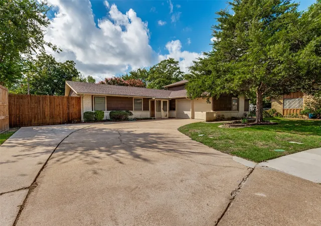 Photo 1 of Single family home for sale at 417 Keats Cir, Irving, TX 75061 | MLS# 21415006 | Listing updated on 2026-10-21