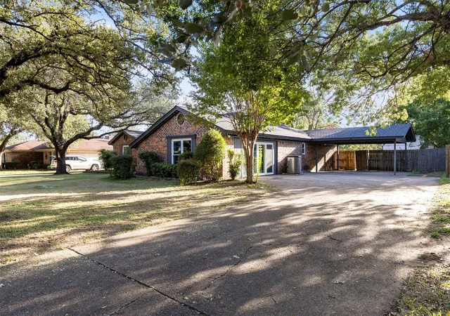 Photo 1 of Single family home for sale at 900 Stonelake Dr, Cleburne, TX 76033 | MLS# 21415382 | Listing updated on 2026-10-29