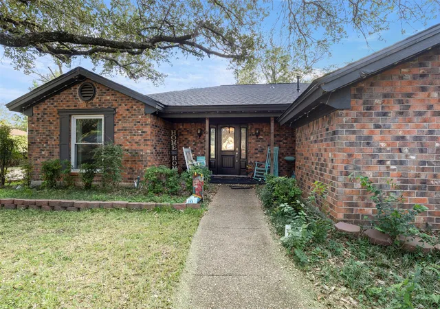 Photo 2 of Single family home for sale at 900 Stonelake Dr, Cleburne, TX 76033 | MLS# 21415382 | Listing updated on 2026-10-29