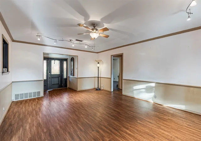 Photo 4 of Single family home for sale at 900 Stonelake Dr, Cleburne, TX 76033 | MLS# 21415382 | Listing updated on 2026-10-29