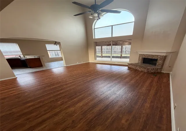 Photo 2 of Single family home for sale at 913 Waterford Way, Euless, TX 76039 | MLS# 21412863 | Listing updated on 2026-10-20