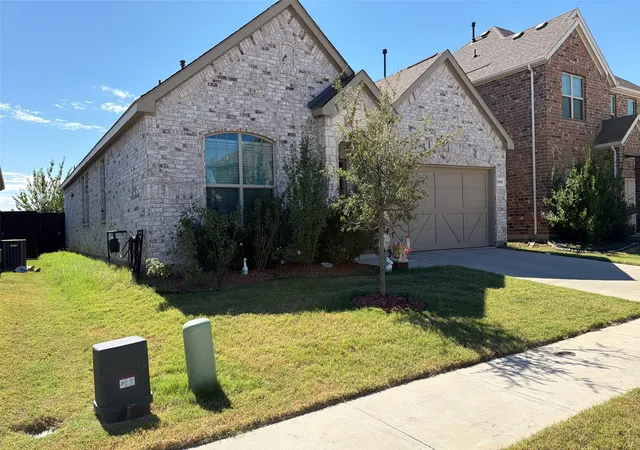 Photo 2 of Single family home for sale at 5832 Pensby Dr, Aubrey, TX 76227 | MLS# 21415396 | Listing updated on 2026-10-20