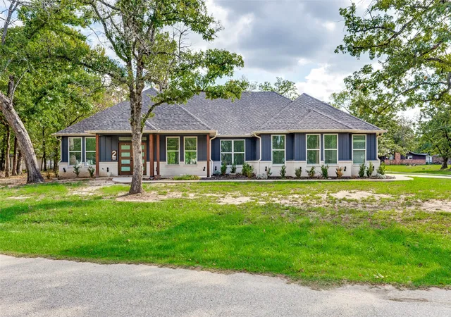 Single family home for sale at 2 Deer Run Cir, Malakoff, TX 75148 | MLS# 21415423
