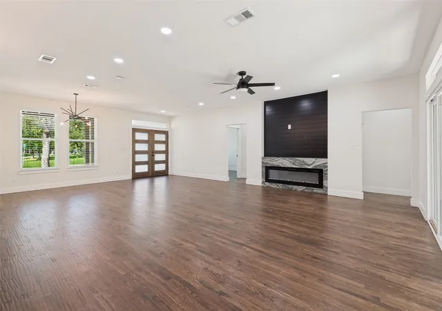 Photo 1 of Single family home for sale at 2 Deer Run Cir, Malakoff, TX 75148 | MLS# 21415423 | Listing updated on 2026-10-20