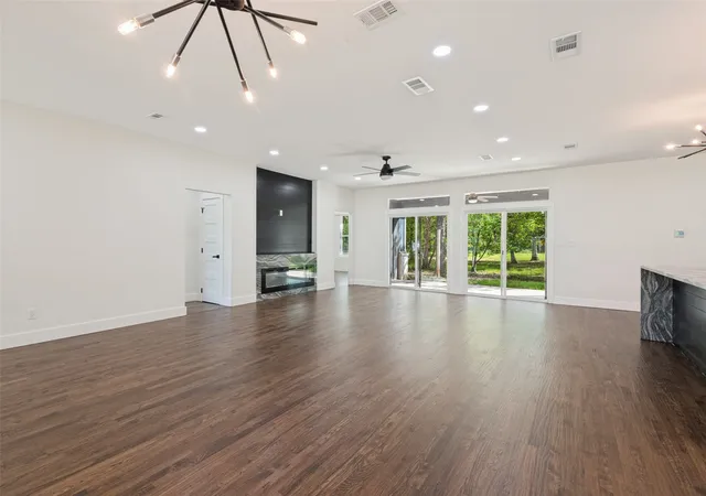 Photo 2 of Single family home for sale at 2 Deer Run Cir, Malakoff, TX 75148 | MLS# 21415423 | Listing updated on 2026-10-20