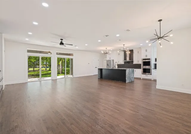 Photo 3 of Single family home for sale at 2 Deer Run Cir, Malakoff, TX 75148 | MLS# 21415423 | Listing updated on 2026-10-20