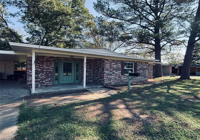 Photo 2 of Single family home for sale at 2033 Bowie Dr, Corsicana, TX 75110 | MLS# 21413298 | Listing updated on 2026-10-20