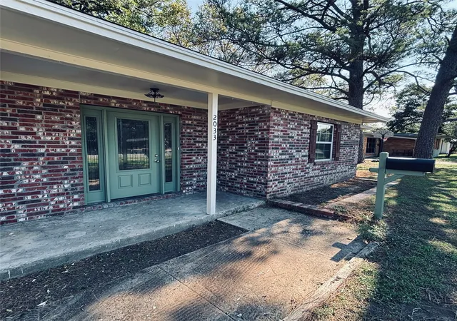 Photo 3 of Single family home for sale at 2033 Bowie Dr, Corsicana, TX 75110 | MLS# 21413298 | Listing updated on 2026-10-20