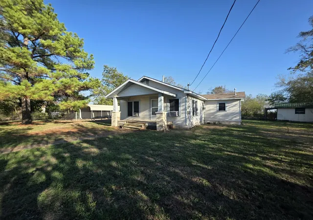 Photo 3 of Single family home for sale at 713 W Fannin, Mexia, TX 76667 | MLS# 21415575 | Listing updated on 2026-10-27