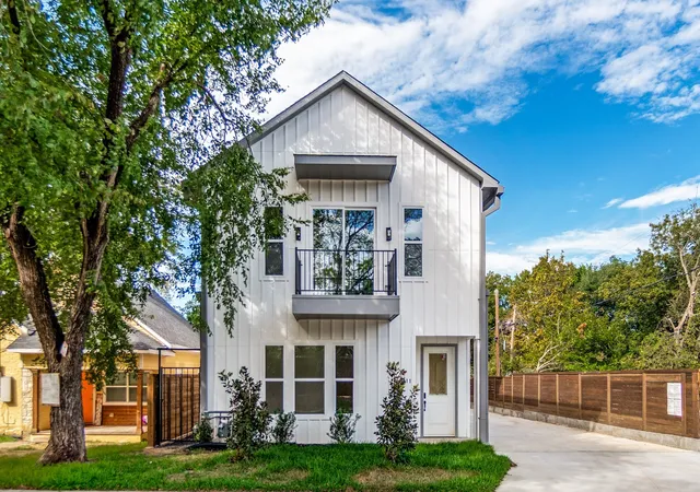Photo 1 of Single family home for sale at 511 N Patton St, Dallas, TX 75203 | MLS# 21415451 | Listing updated on 2026-10-20
