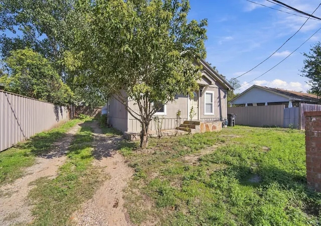 Photo 2 of Single family home for sale at 405 N Atlantic St #407, Cleburne, TX 76031 | MLS# 21414493 | Listing updated on 2026-10-20