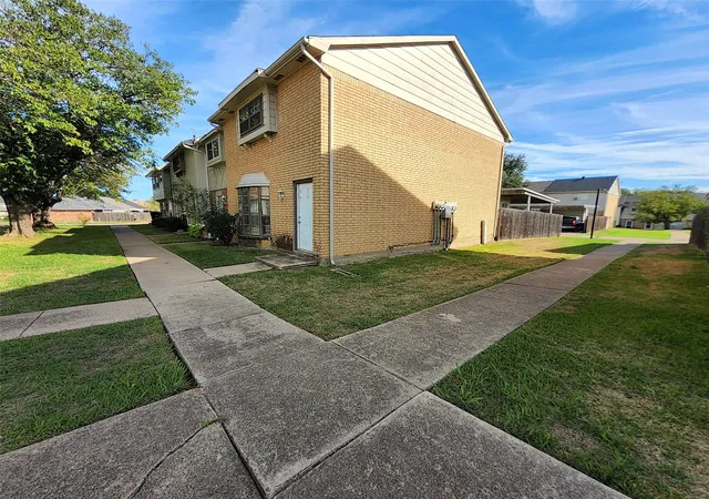 Photo 2 of Townhouse for sale at 99 W Mountain Crk Dr, Grand Prairie, TX 75052 | MLS# 21415704 | Listing updated on 2026-10-20