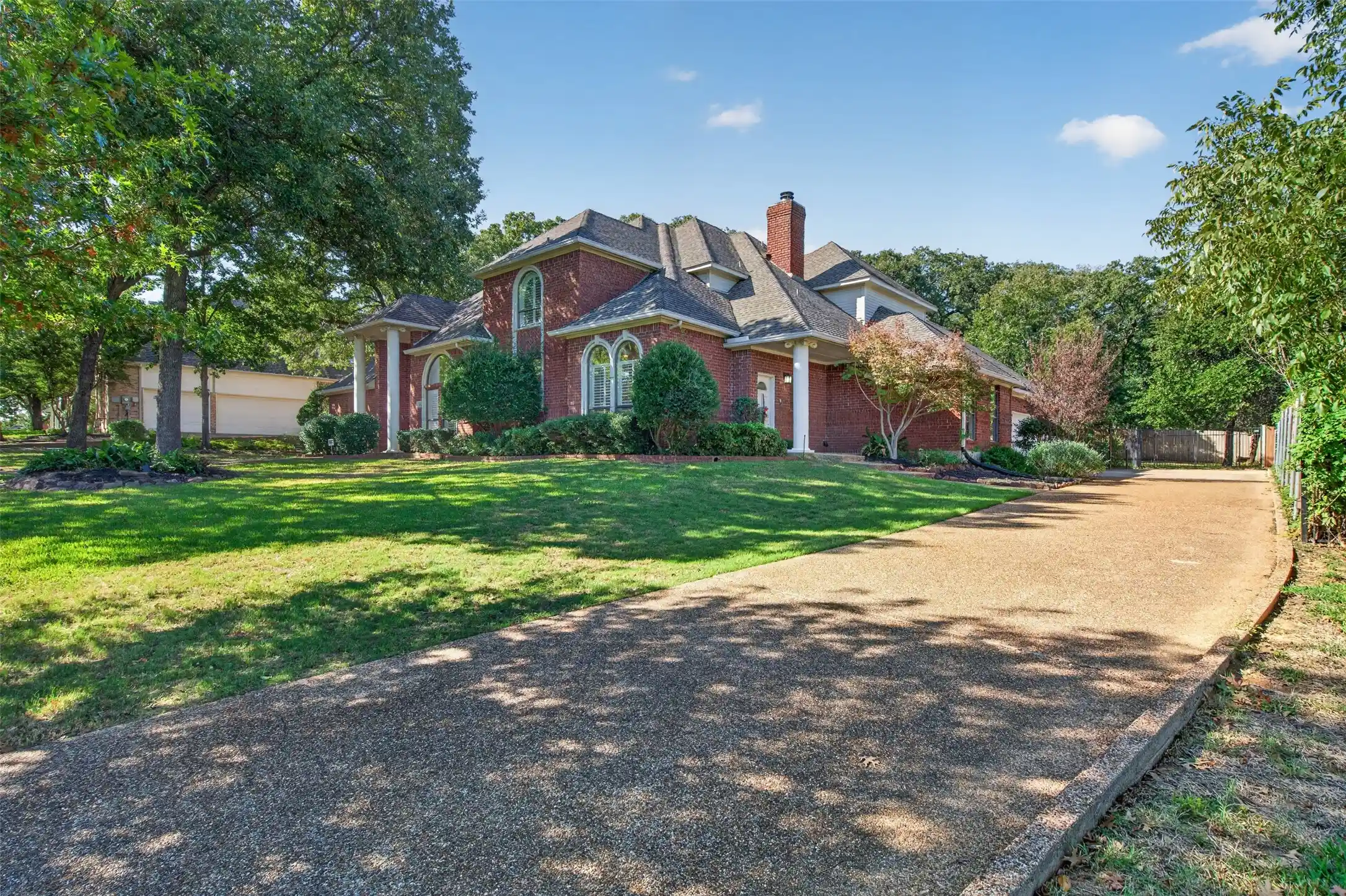 Photo 1 of Single family home for sale at 1002 Chimney Hl Trl, Southlake, TX 76092 | MLS# 21414039 | Listing updated on 2026-10-29