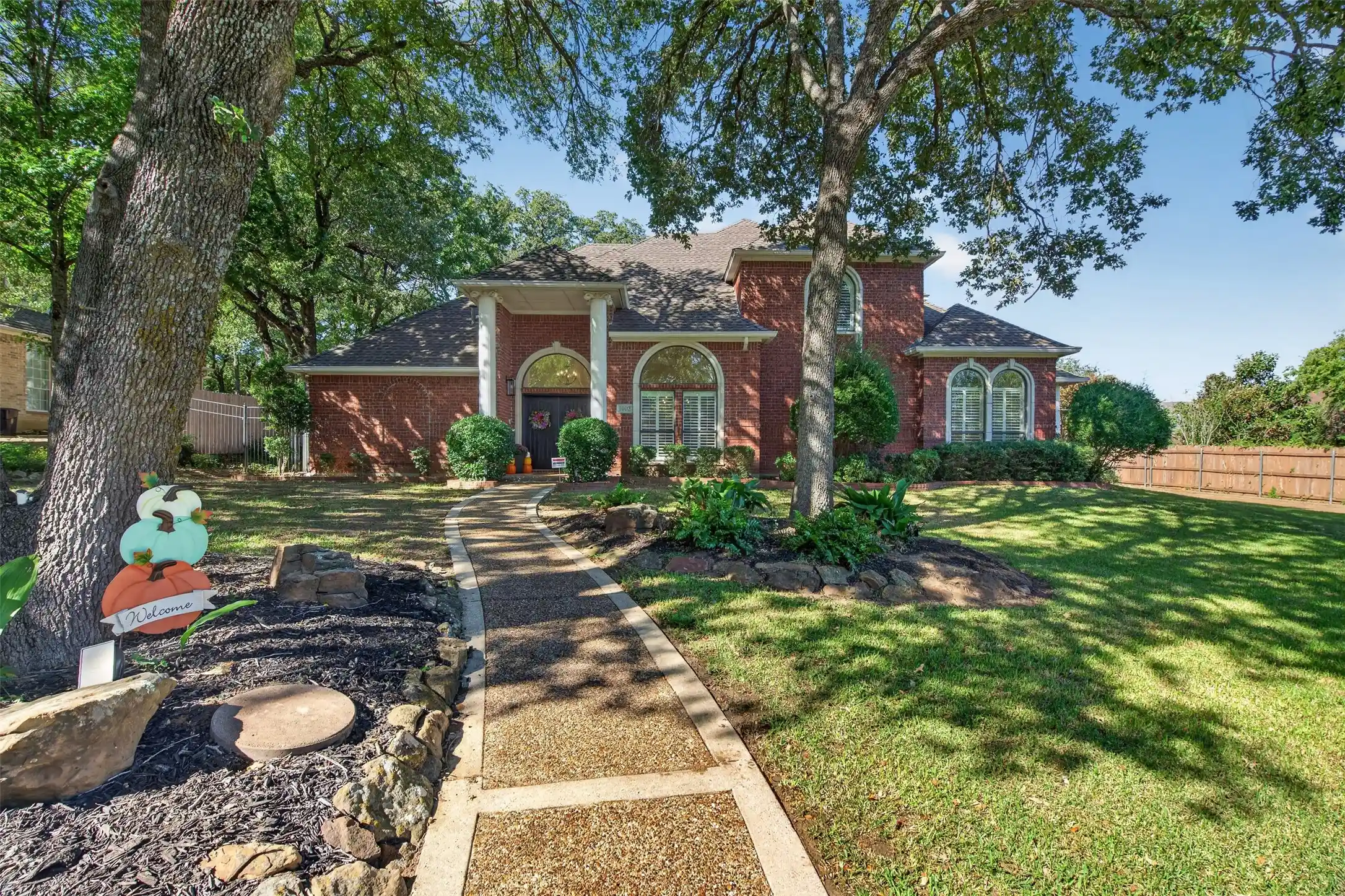 Photo 2 of Single family home for sale at 1002 Chimney Hl Trl, Southlake, TX 76092 | MLS# 21414039 | Listing updated on 2026-10-29