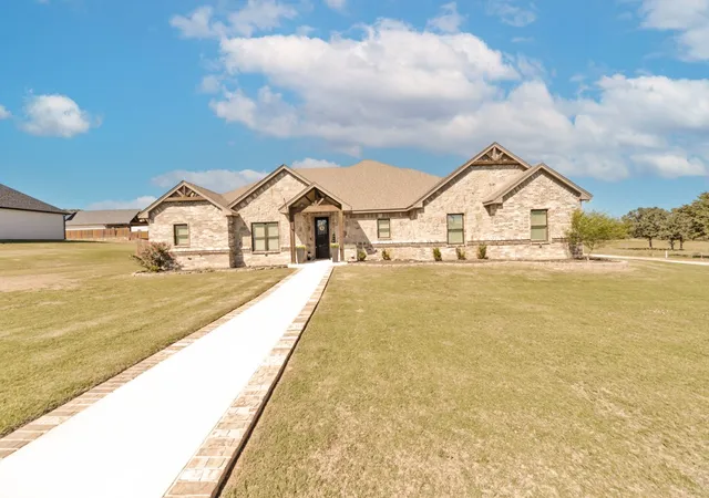 Single family home for sale at 1610 N Mason St, Bowie, TX 76230 | MLS# 21416208