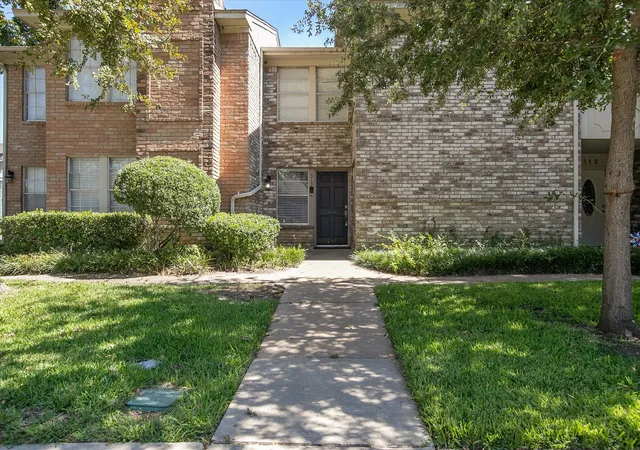 Townhouse for sale at 513 Towne House Ln, Richardson, TX 75081 | MLS# 21415238