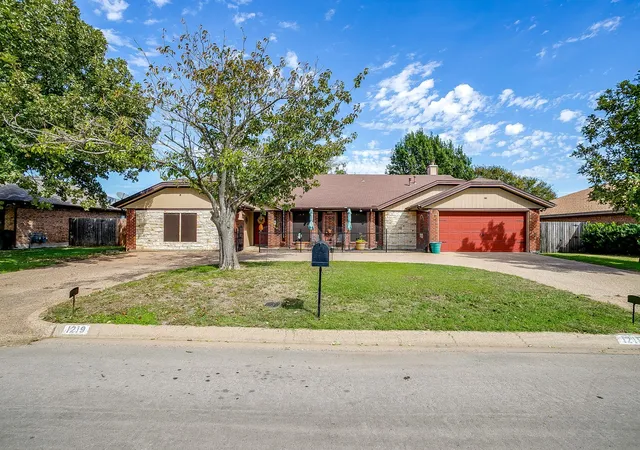 Photo 1 of Single family home for sale at 1219 Hyde Park Blvd, Cleburne, TX 76033 | MLS# 21407879 | Listing updated on 2026-10-21