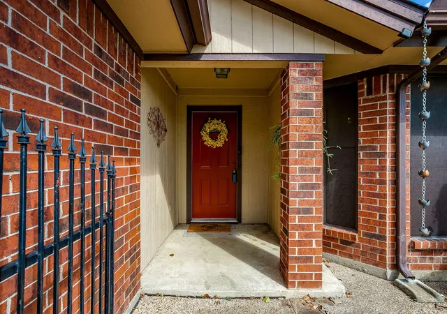 Photo 2 of Single family home for sale at 1219 Hyde Park Blvd, Cleburne, TX 76033 | MLS# 21407879 | Listing updated on 2026-10-21