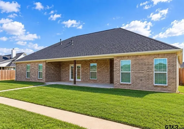 Photo 2 of Single family home for sale at 1005 Stone Brg Rd, Mount Pleasant, TX 75455 | MLS# 21416702 | Listing updated on 2026-10-21