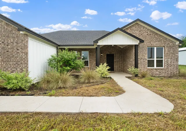 Photo 1 of Single family home for sale at 646 County Rd 4109, Greenville, TX 75401 | MLS# 21416654 | Listing updated on 2026-10-21