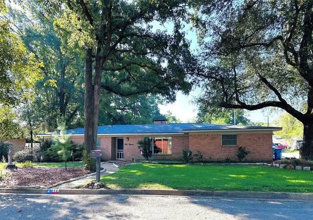 Photo 1 of Single family home for sale at 413 Davis Dr, Athens, TX 75751 | MLS# 21415765 | Listing updated on 2026-10-21