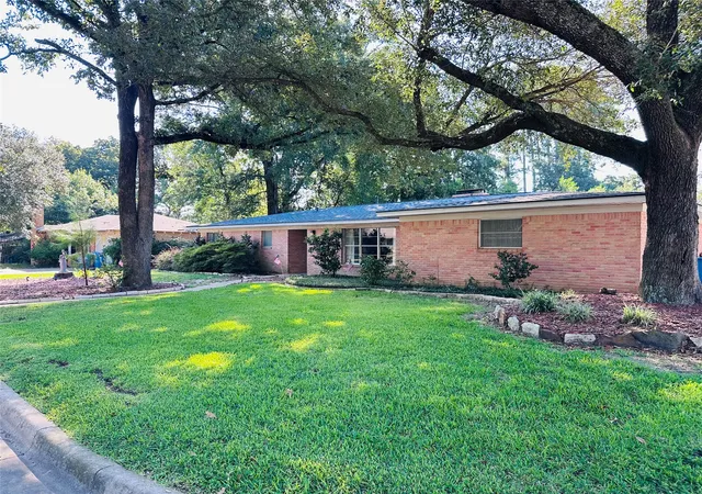 Photo 1 of Single family home for sale at 413 Davis Dr, Athens, TX 75751 | MLS# 21415765 | Listing updated on 2026-10-21