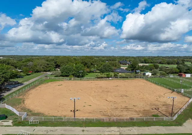 Photo 3 of House for sale at 4425 County Rd 424, Cleburne, TX 76031 | MLS# 21407669 | Listing updated on 2026-10-21