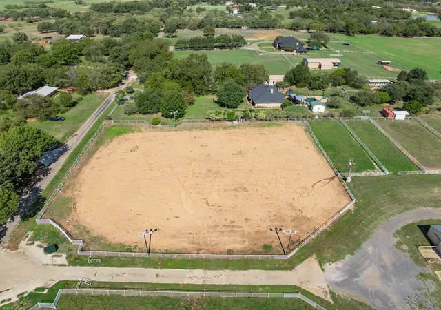 Photo 4 of House for sale at 4425 County Rd 424, Cleburne, TX 76031 | MLS# 21407669 | Listing updated on 2026-10-21