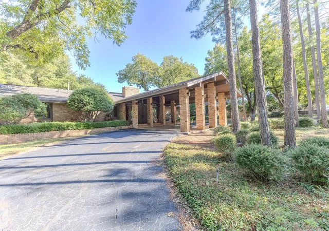Photo 3 of Single family home for sale at 1555 Oldham Ln, Abilene, TX 79602 | MLS# 21416830 | Listing updated on 2026-10-21