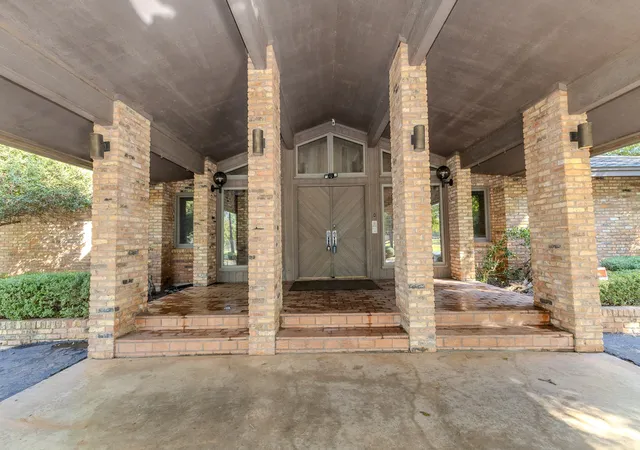 Photo 4 of Single family home for sale at 1555 Oldham Ln, Abilene, TX 79602 | MLS# 21416830 | Listing updated on 2026-10-21