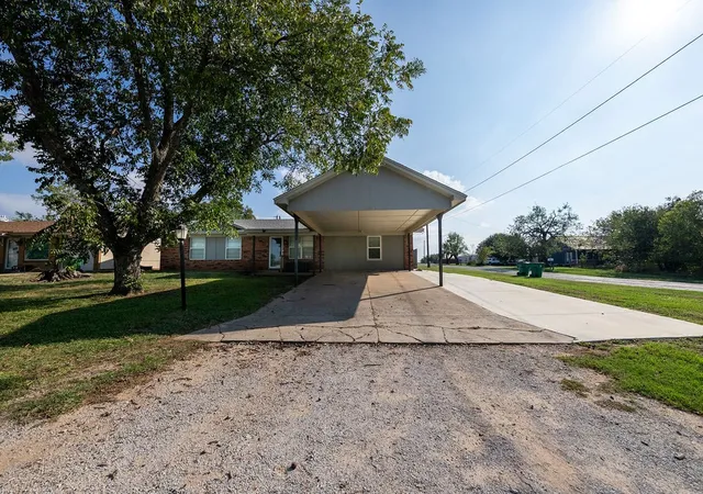 Photo 3 of Single family home for sale at 1610 W Plummer St, Eastland, TX 76448 | MLS# 21415292 | Listing updated on 2026-10-21