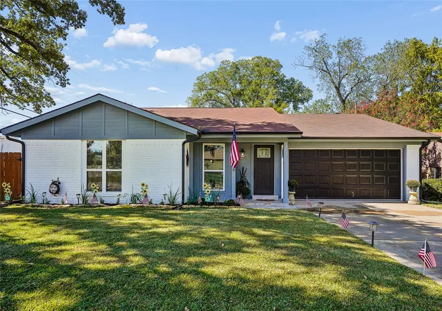 Single family home for sale at 700 Del Mar Ln, Arlington, TX 76012 | MLS# 21416859