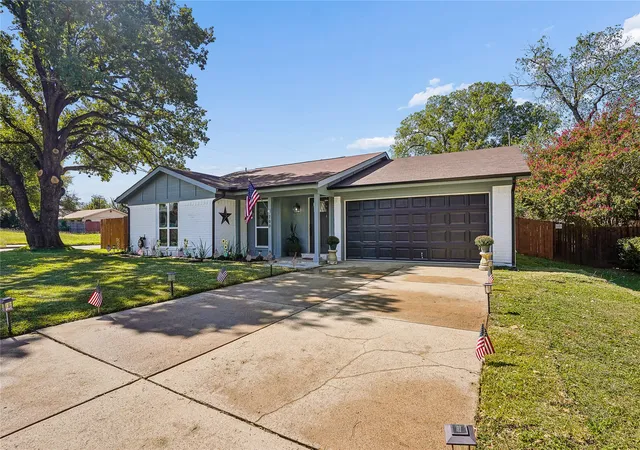 Photo 1 of Single family home for sale at 700 Del Mar Ln, Arlington, TX 76012 | MLS# 21416859 | Listing updated on 2026-10-28