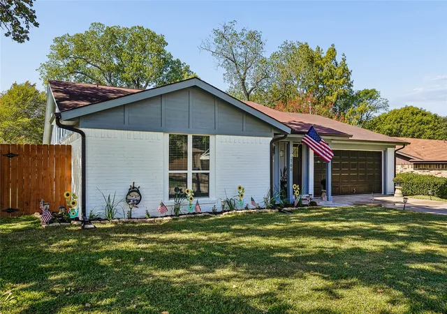 Photo 2 of Single family home for sale at 700 Del Mar Ln, Arlington, TX 76012 | MLS# 21416859 | Listing updated on 2026-10-28