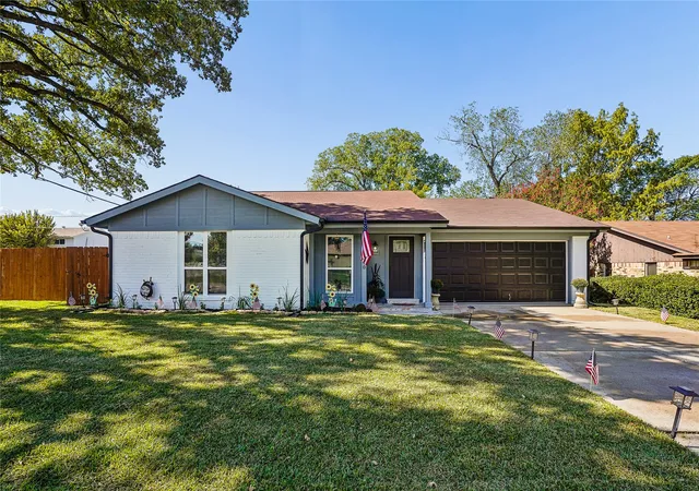 Photo 3 of Single family home for sale at 700 Del Mar Ln, Arlington, TX 76012 | MLS# 21416859 | Listing updated on 2026-10-28