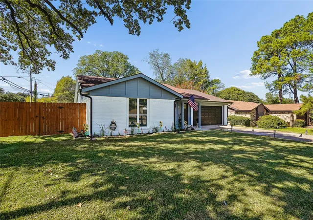 Photo 4 of Single family home for sale at 700 Del Mar Ln, Arlington, TX 76012 | MLS# 21416859 | Listing updated on 2026-10-28